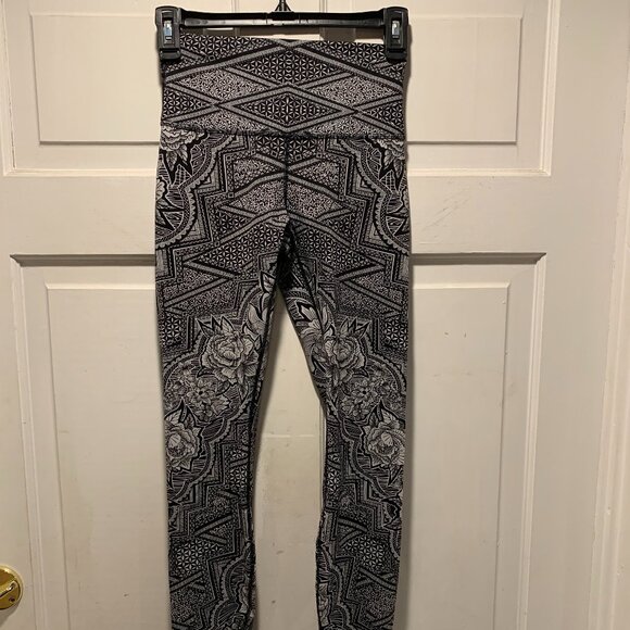 Lululemon~ NWOT!!~ Yoga Pants - Picture 1 of 16